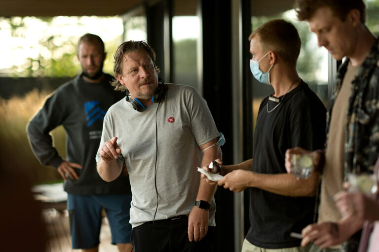 Bag om filmen "Lykkelige omstændigheder", hvor Anders W. Bertelsen springer ud som instruktør. Foto: Martin Dam