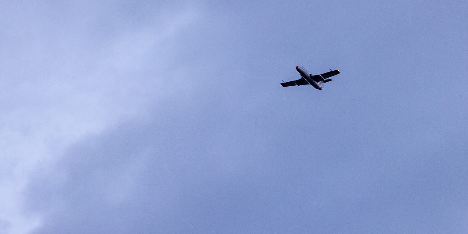 Søndag-59 Et jagerfly L29 Delfin fløj ind over aftenens storfilm til Fly In Bio.Foto: Claus Nicolajsen