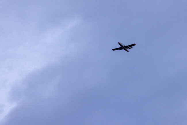 Et jagerfly L29 Delfin fløj ind over aftenens storfilm til Fly In Bio.Foto: Claus Nicolajsen