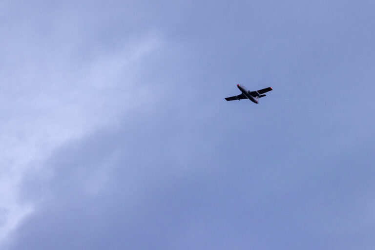 Et jagerfly L29 Delfin fløj ind over aftenens storfilm til Fly In Bio.Foto: Claus Nicolajsen