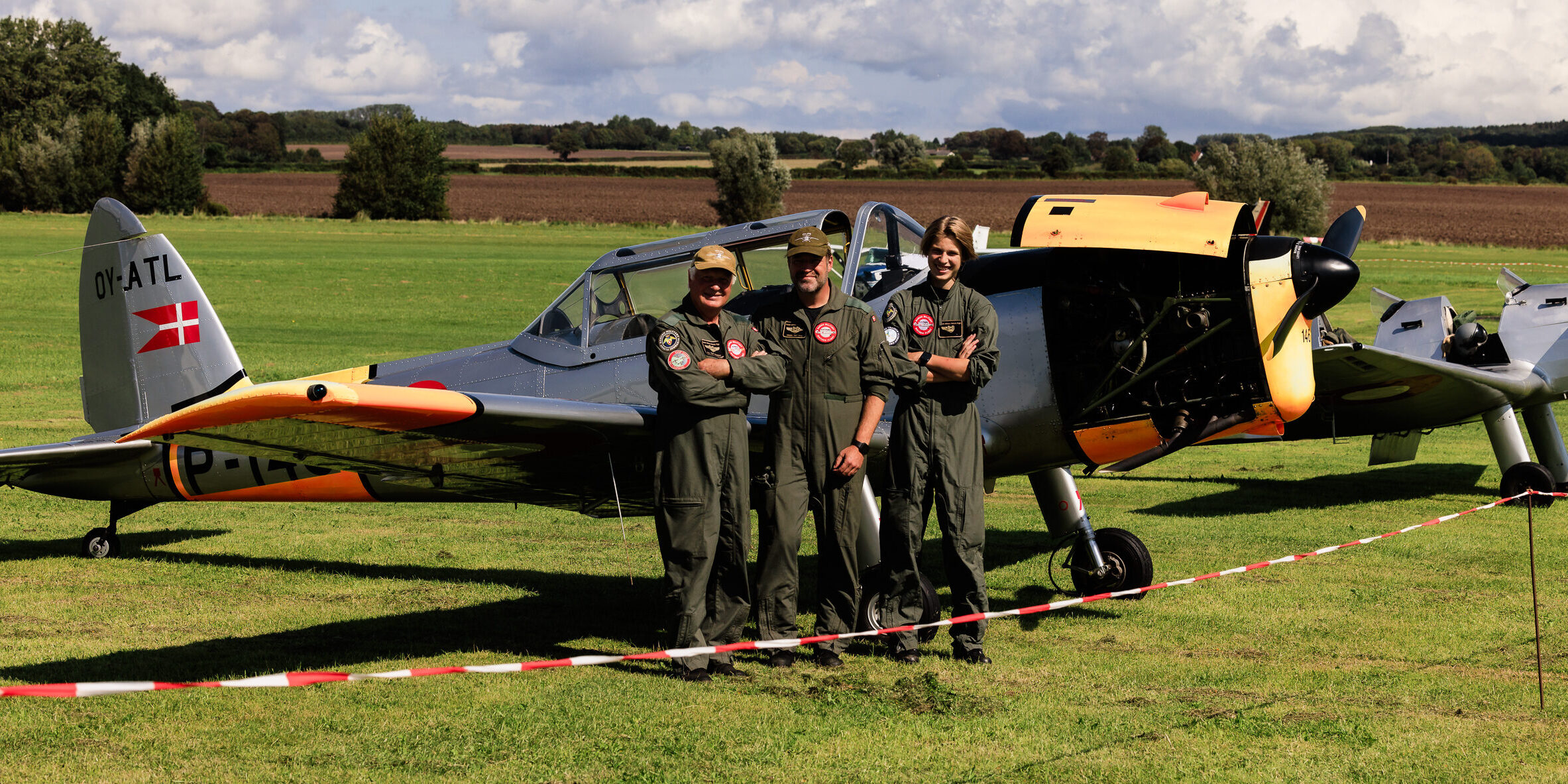 14-årige Alxander Krag og faren Hnerik Krag sammen med Kim Frandsen. Gruppen kalder sig Danish Military Historic Flight, og de var at finde til årets Fly In Bio. Foto: Claus Nicolajsen