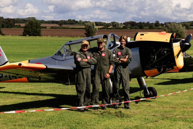 14-årige Alxander Krag og faren Hnerik Krag sammen med Kim Frandsen. Gruppen kalder sig Danish Military Historic Flight, og de var at finde til årets Fly In Bio. Foto: Claus Nicolajsen