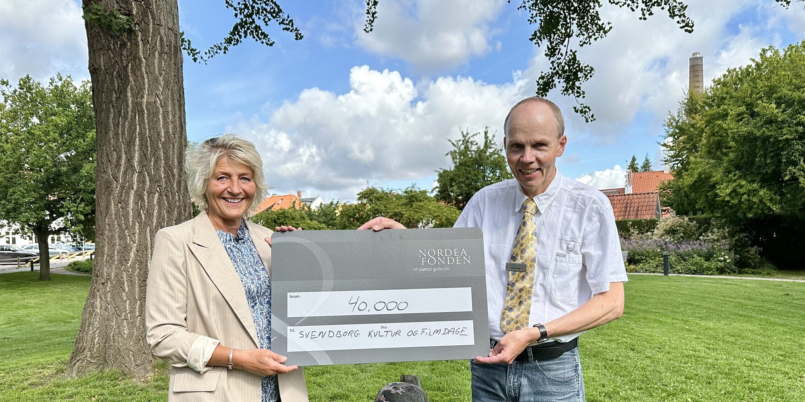 Eventchef Anja Mia Haas modtog donationen fra Carsten Volder, der er filialdirektør i Nordea Sydfyn. Foto: SvendborgEvent