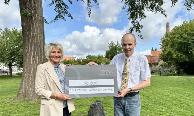Eventchef Anja Mia Haas modtog donationen fra Carsten Volder, der er filialdirektør i Nordea Sydfyn. Foto: SvendborgEvent