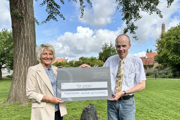 Eventchef Anja Mia Haas modtog donationen fra Carsten Volder, der er filialdirektør i Nordea Sydfyn. Foto: SvendborgEvent