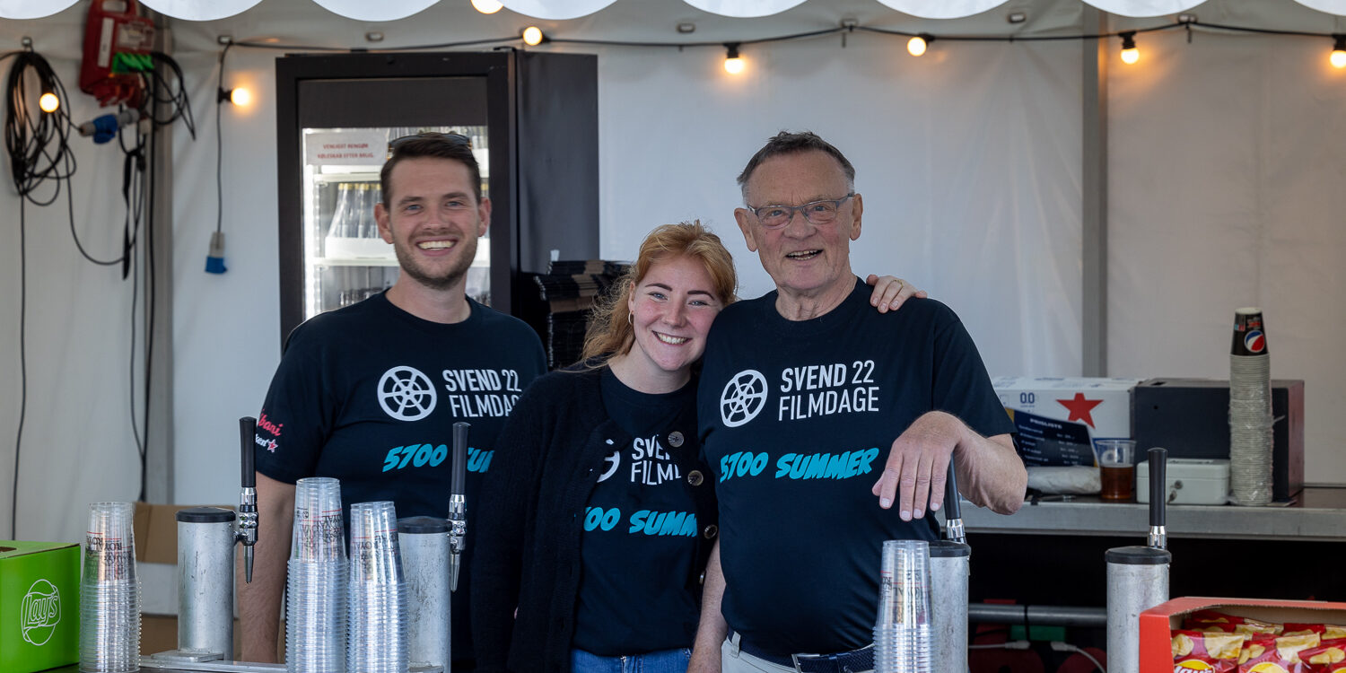 Her er kæresteparret Asbjørn og Charlotte med bedstefar Kaj, Du kan stadig blive frivillig til SVEND Filmdage 2023. Foto: Claus Nicolajsen Her er kæresteparret Asbjørn og Charlotte med bedstefar Kaj, Du kan stadig blive frivillig til SVEND Filmdage 2023. Foto: Claus Nicolajsen