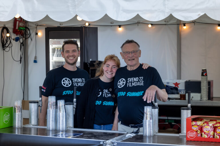 Her er kæresteparret Asbjørn og Charlotte med bedstefar Kaj, Du kan stadig blive frivillig til SVEND Filmdage 2023. Foto: Claus Nicolajsen