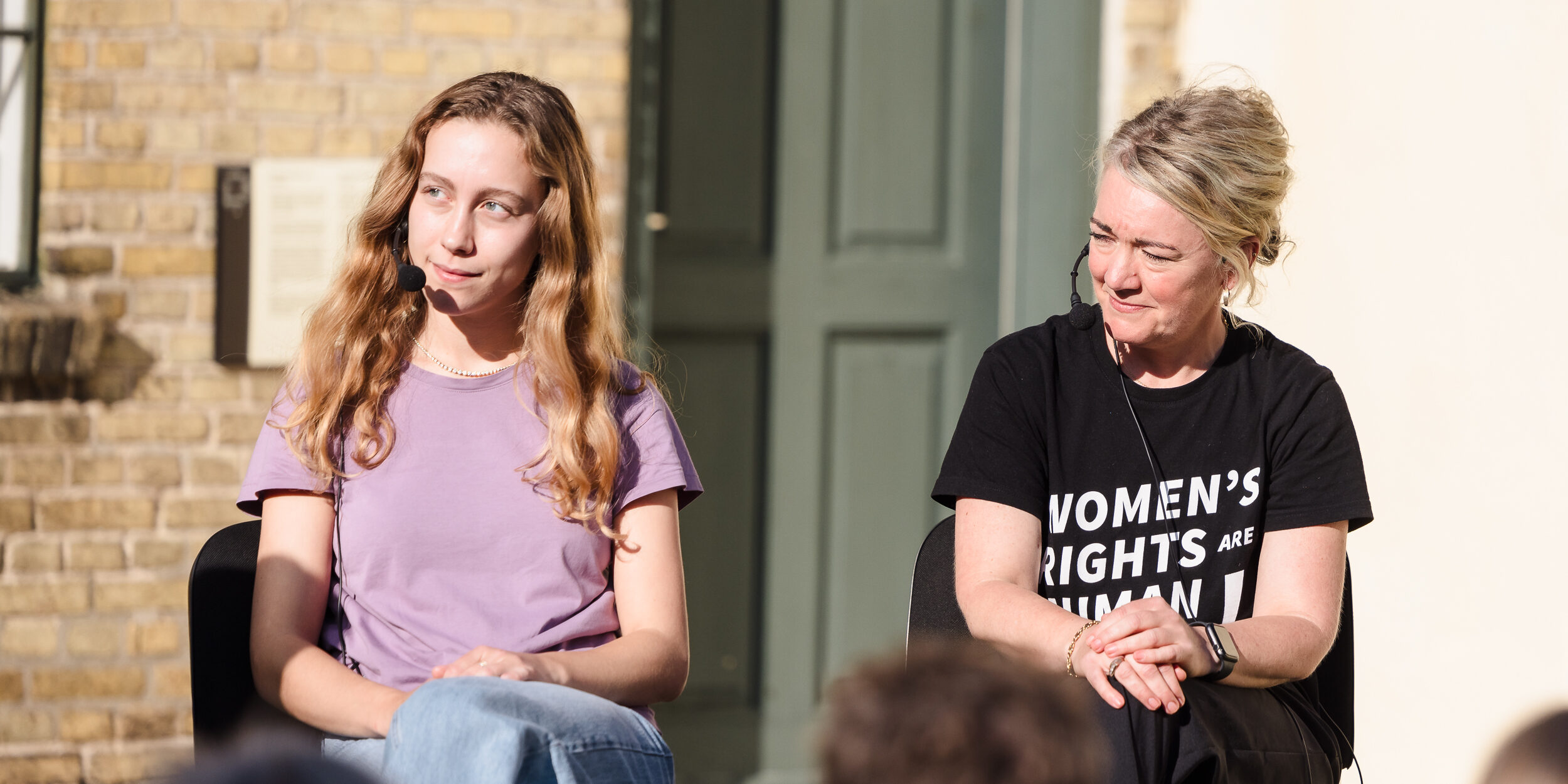 Historiker Sarah Smed fra Danmarks Forsorgsmuseum og skuespiller Emilie Kroyer Koppel i en talk om Sprogø-pigerne under SVEND Filmdage 2023. Foto: Claus Nicolajsen