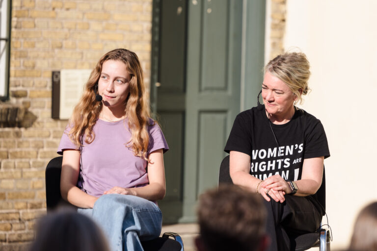 Historiker Sarah Smed fra Danmarks Forsorgsmuseum og skuespiller Emilie Kroyer Koppel i en talk om Sprogø-pigerne under SVEND Filmdage 2023. Foto: Claus Nicolajsen
