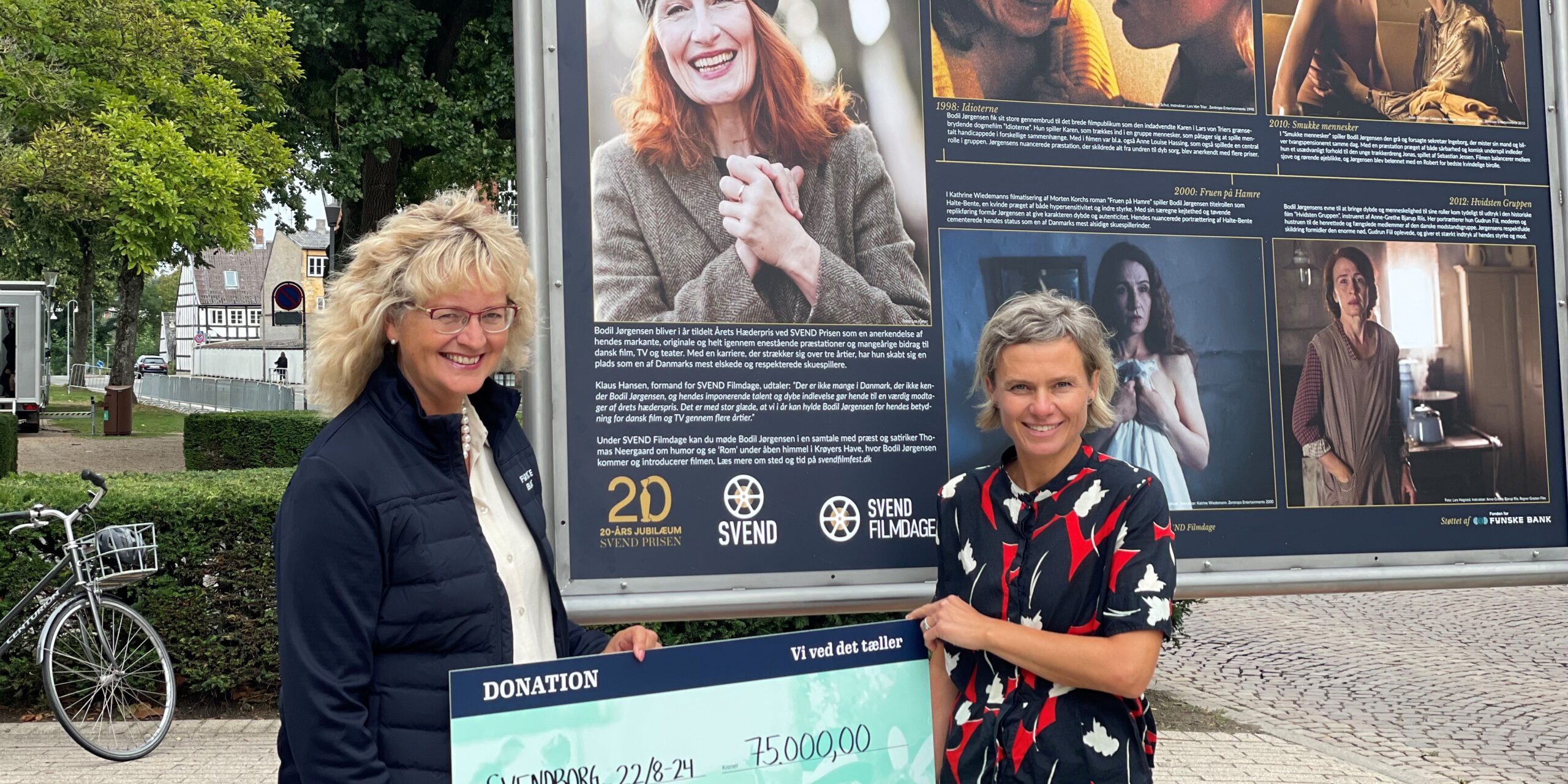 Overrækkelse af donation fra fonden for fynske bank_Kirsten Elkjaer og programplanlægger fra SVEND Filmdage, Karen Wind