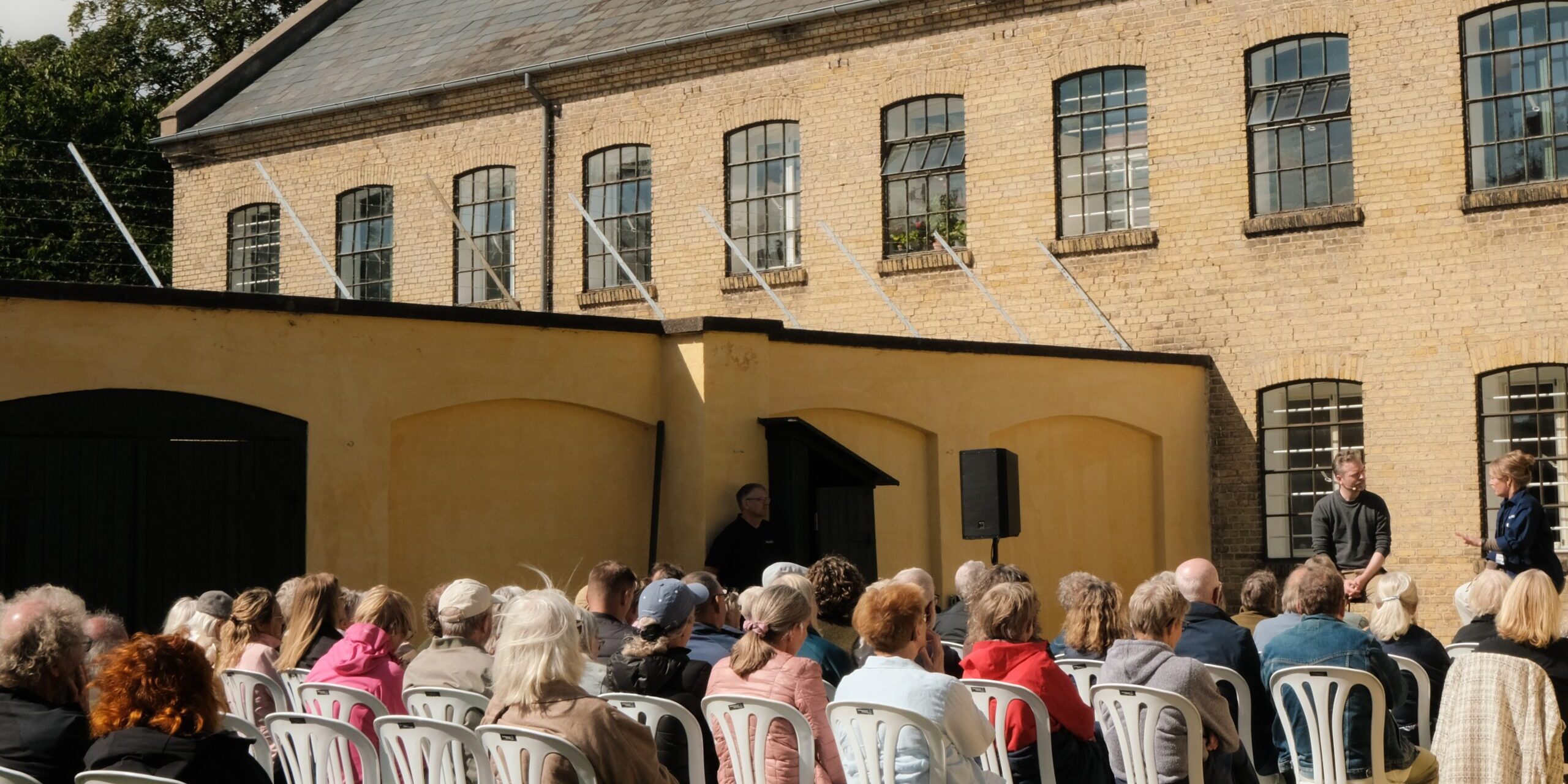 Billeder: Debat: Omsorg og svigt med Frelle Petersen og Sarah Smed