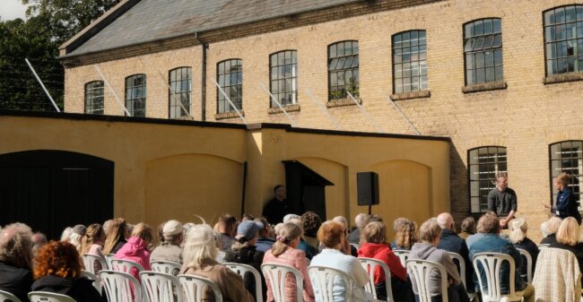Billeder: Debat: Omsorg og svigt med Frelle Petersen og Sarah Smed