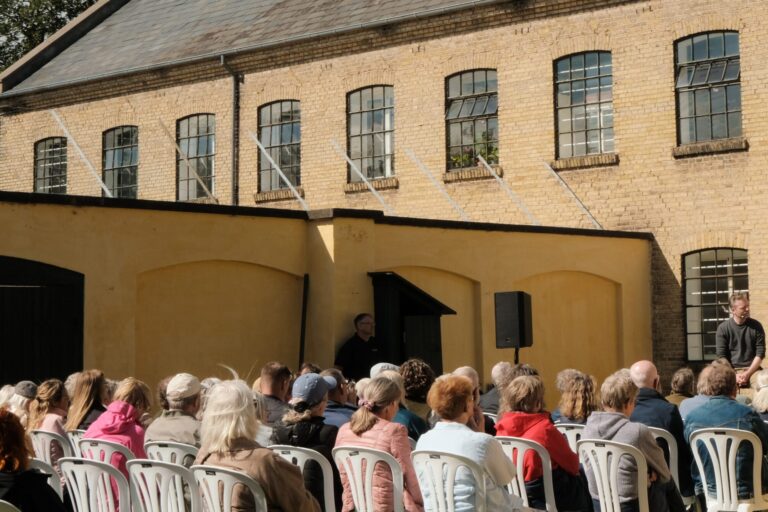 Billeder: Debat: Omsorg og svigt med Frelle Petersen og Sarah Smed
